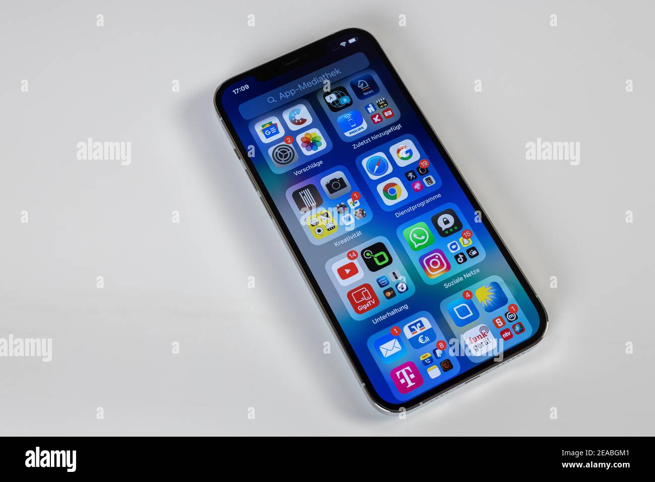 Apple iPhone 12 Pro Max, Display, Apps Medienbibliothek, Programme, Stockfoto