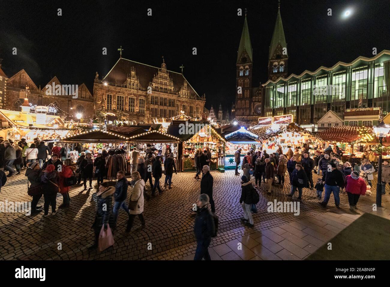Weihnachtsmarkt auf dem Marktplatz, altes Rathaus mit St. Petri-Dom, Bremen, Stockfoto