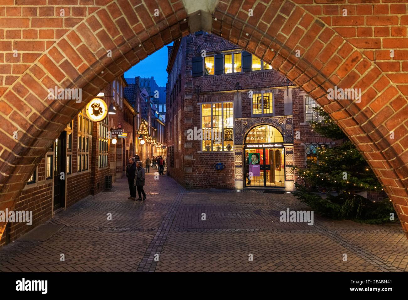 Weihnachtlich geschmückte Gasse in der historischen Böttcherstraße, Bremen, Stockfoto