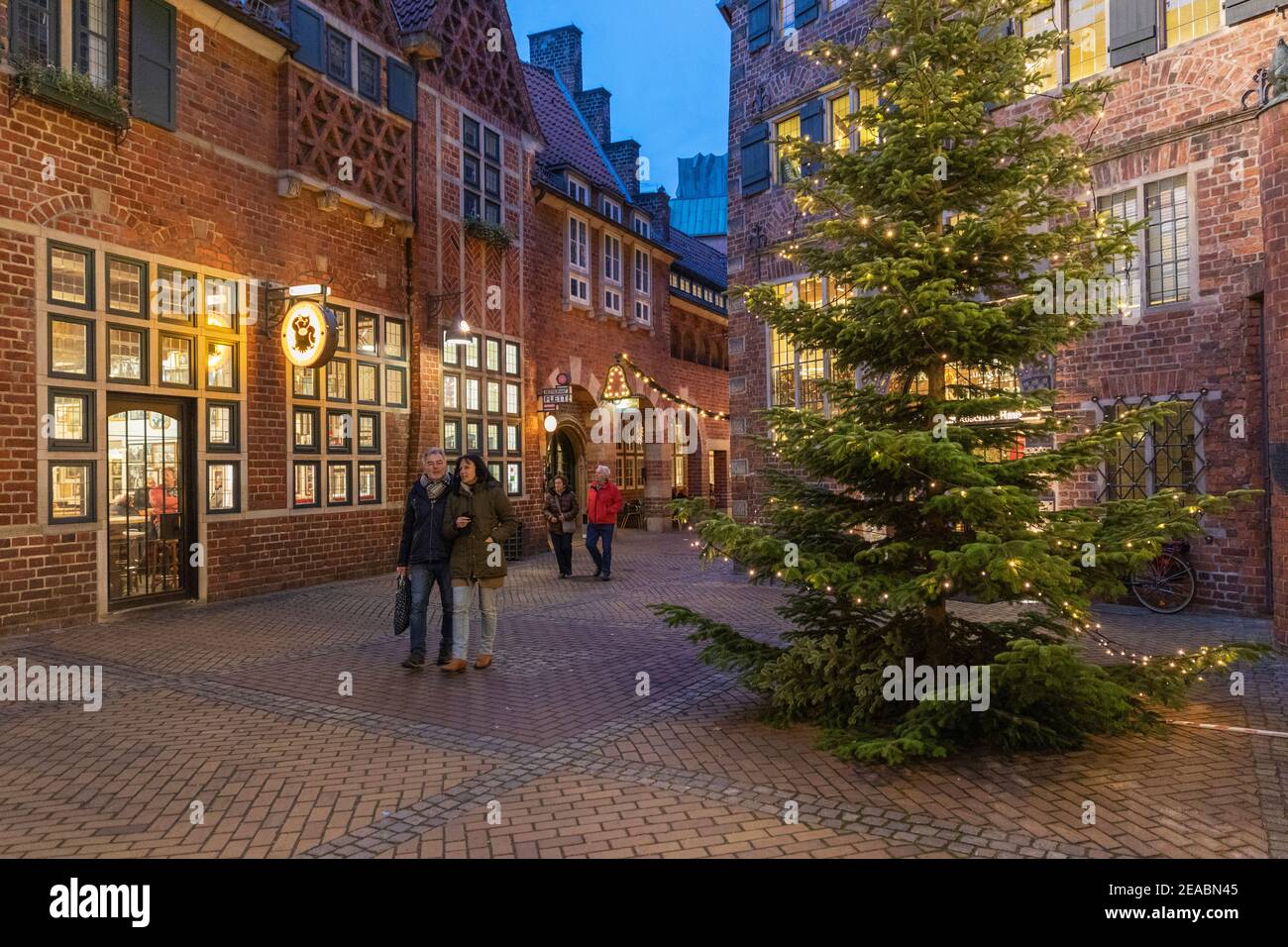 Weihnachtlich geschmückte Gasse in der historischen Böttcherstraße, Bremen, Stockfoto