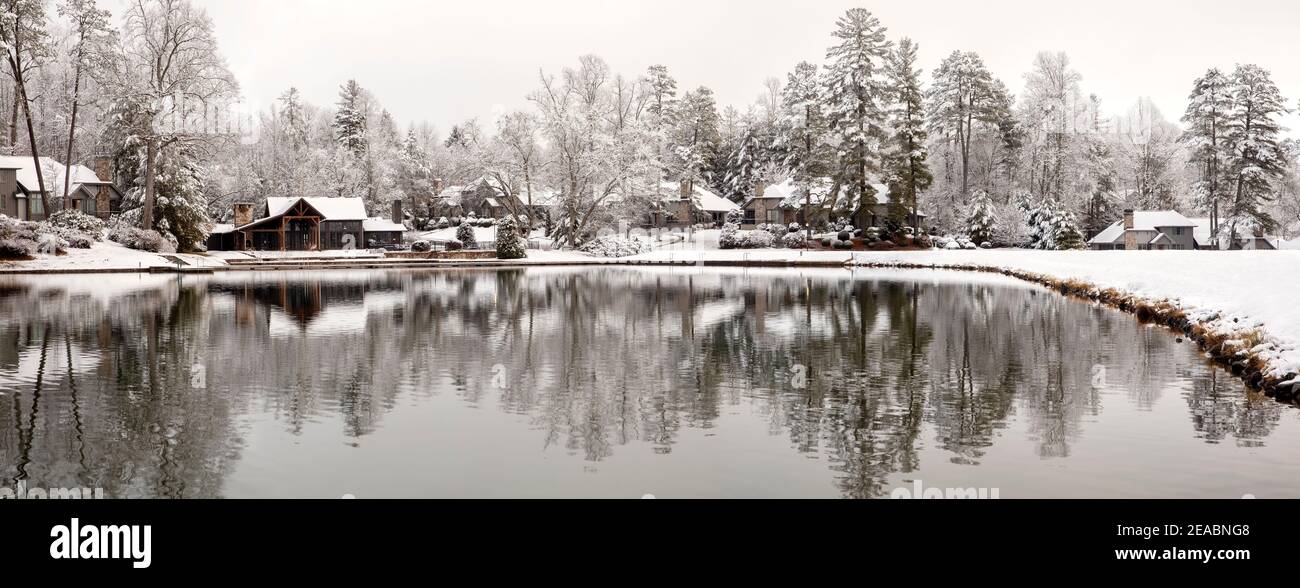 Verschneite Spiegelungen am Straus Lake - Straus Park, Brevard, North Carolina, USA [Panoramabild] Stockfoto