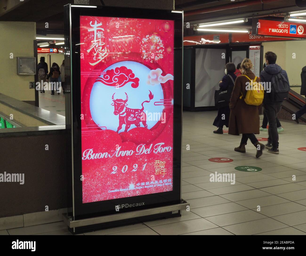 Mailand. Februar 2021, 6th. Das am 6. Februar 2021 aufgenommene Foto zeigt chinesische Lunar New Year Animation auf einer elektrischen Tafel in Mailand, Italien. Quelle: Marino De Luca/Xinhua/Alamy Live News Stockfoto