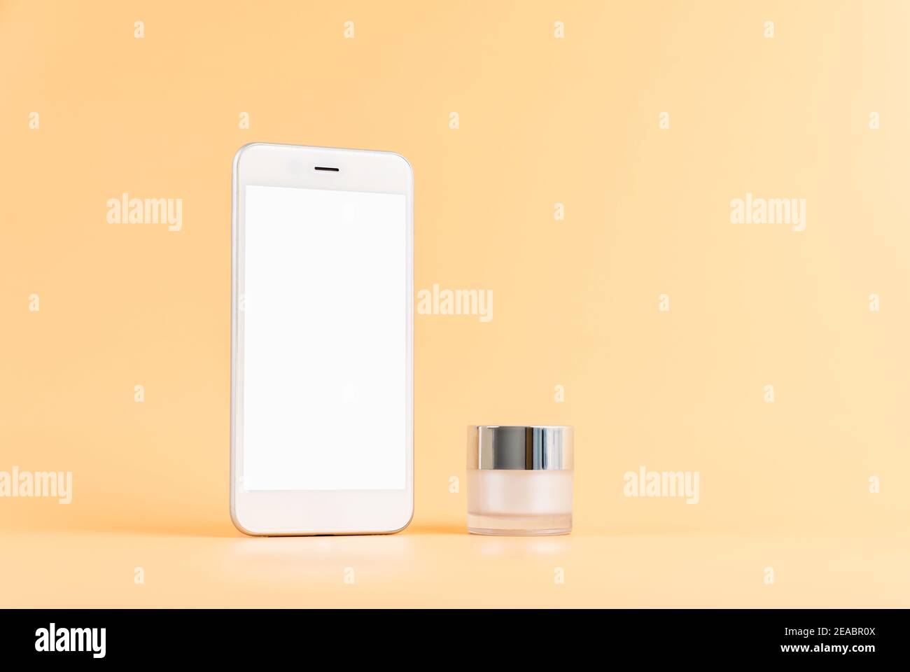 Mock up des Smartphone-Bildschirm, Anwendung von Kosmetik online. Serum-Flasche, Mockup der Beauty-Produkt-Marke. Stockfoto