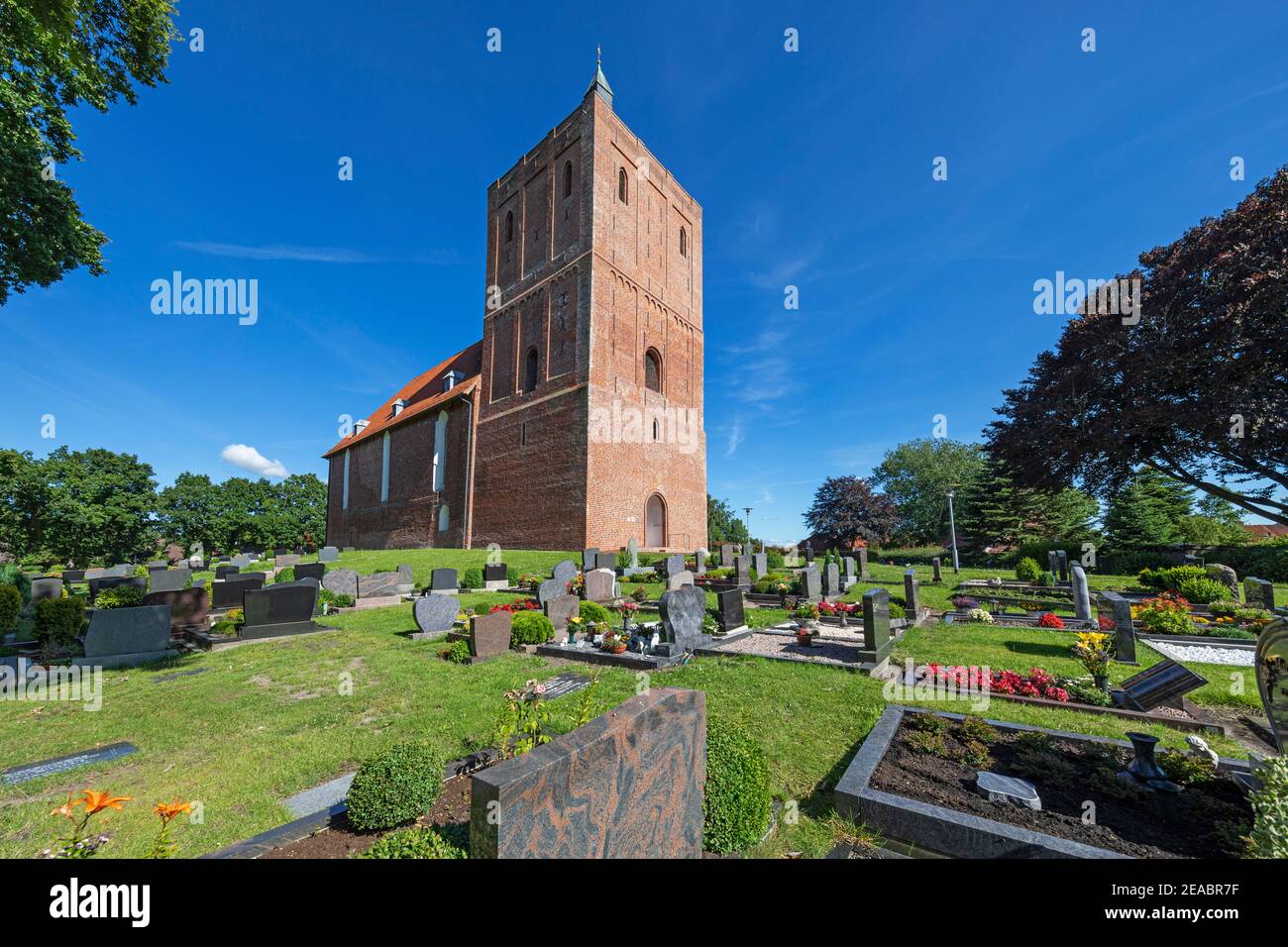 Die Evangelisch-Lutherische Warnfried-Kirche, Osteel, Samtgemeinde Brookmerland im Kreis Aurich, Ostfriesland, Niedersachsen, Stockfoto