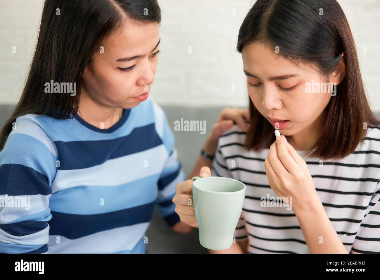 Pille auf den mund Fotos und Bildmaterial in hoher Auflösung Alamy