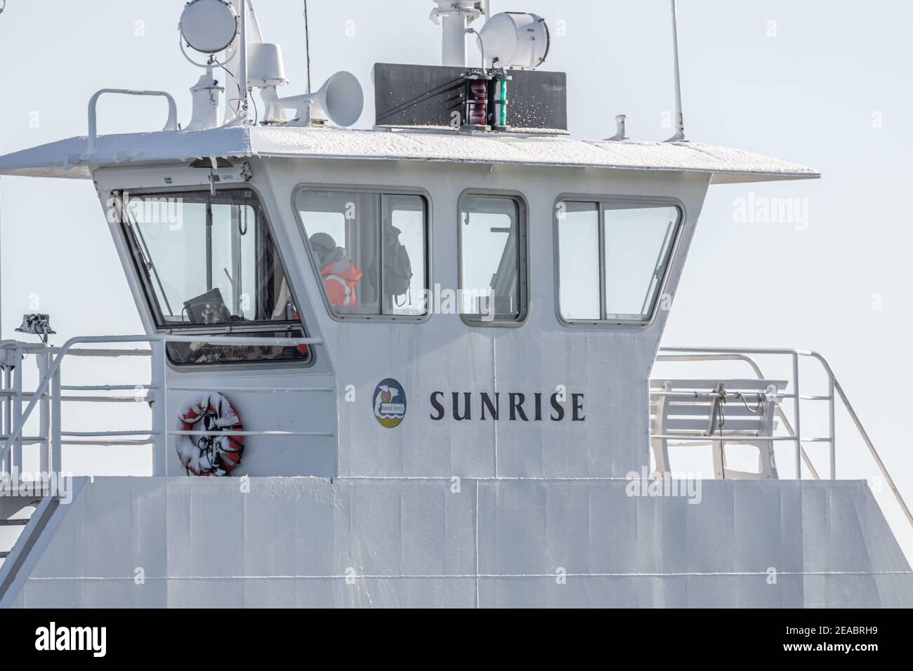 Kapitän an der Spitze der Südfähre, der Sonnenaufgang macht die Überfahrt von North Haven nach Shelter Island, NY Stockfoto