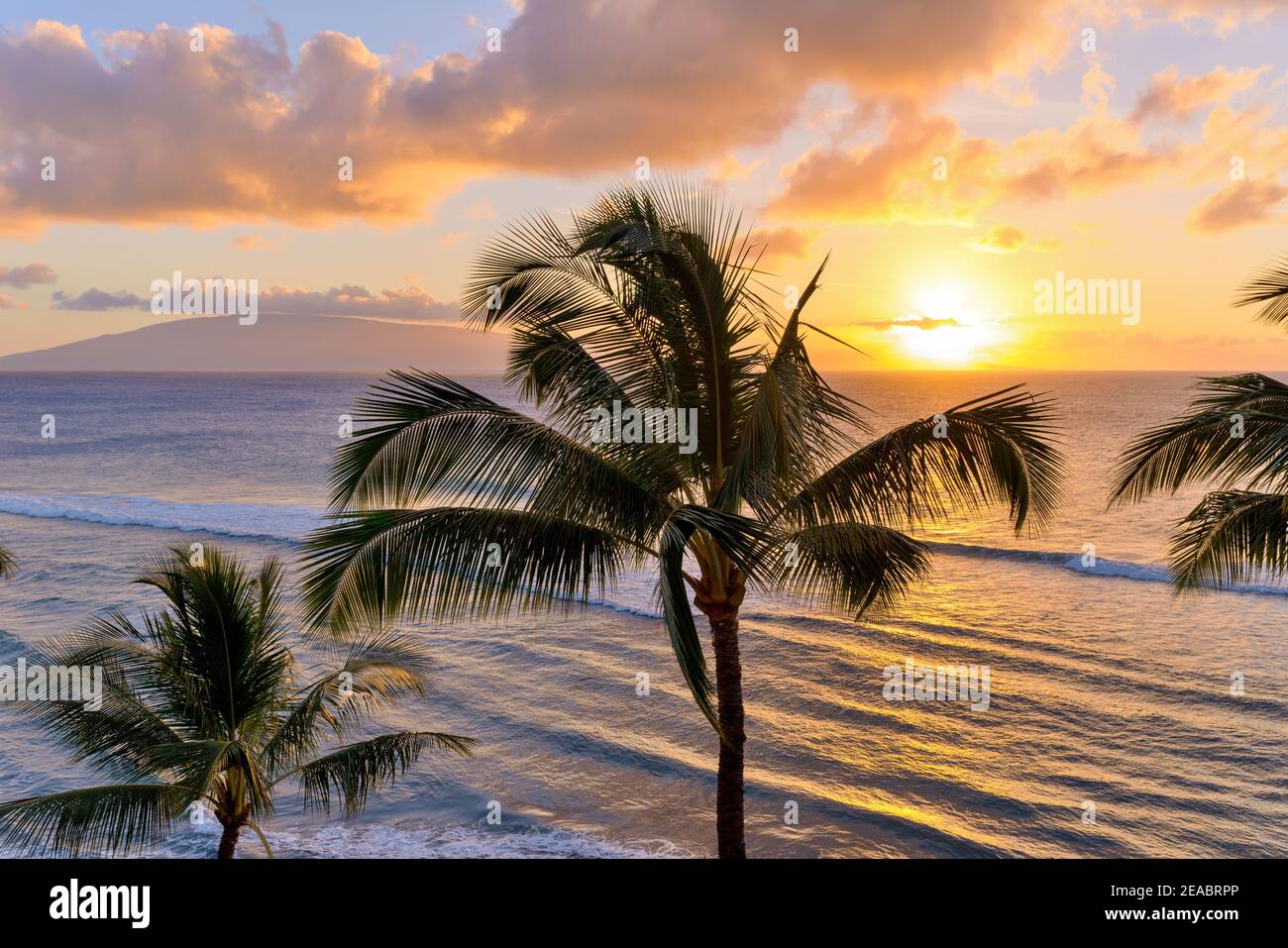 Sonnenuntergang Maui - EIN farbenfroher Sonnenuntergang an der Nordwestküste von Maui, mit Lanai Insel im Hintergrund. Maui, Hawaii, USA. Stockfoto