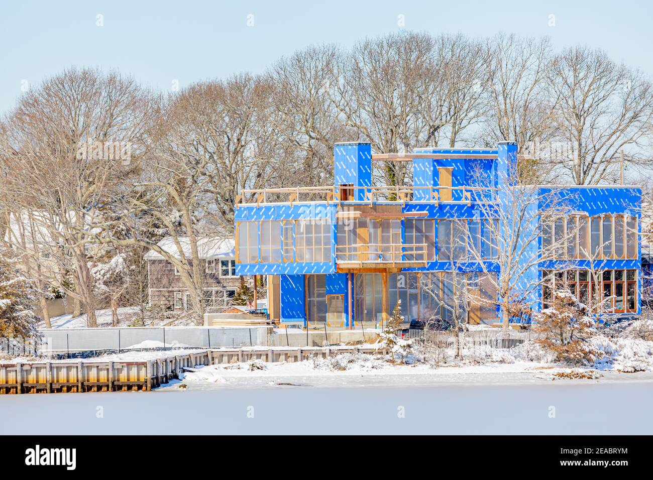 Modernes Haus, das in der Redwood Gegend von Sag Harbor, NY gebaut wird Stockfoto