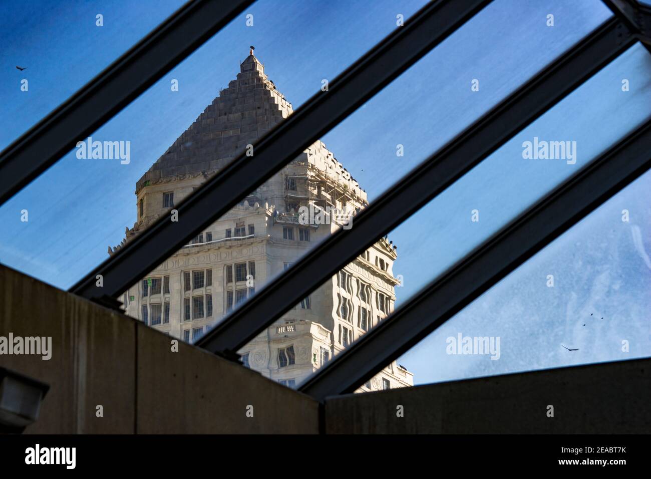 Das Miami-Dade County Courthouse vom Government Center Metrorail Station in Downtown Miami, Florida aus gesehen. Stockfoto