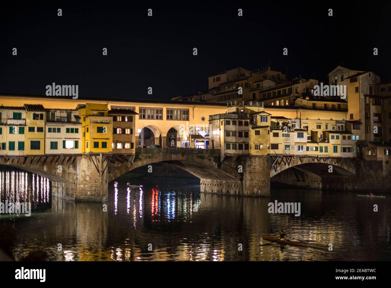 Ponte Vecchio, nachts beleuchtet, Florenz Stockfoto