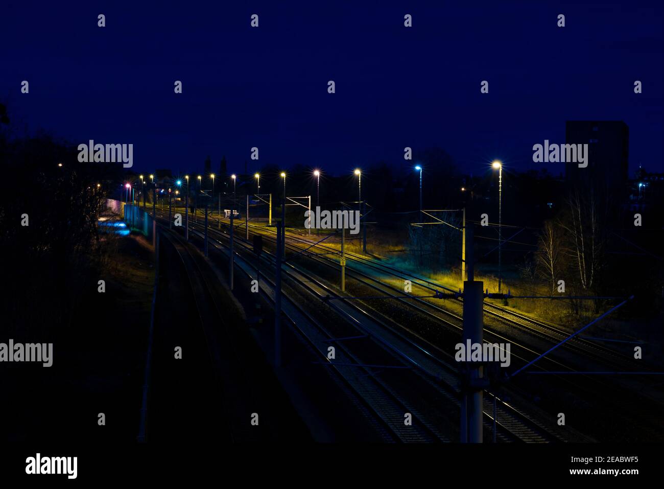 Beleuchtete Bahnstrecke bei Nacht Stockfoto