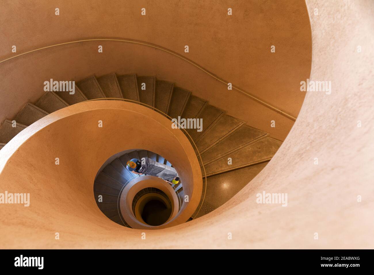 Mover tragen ein Objekt durch das Treppenhaus Stockfoto