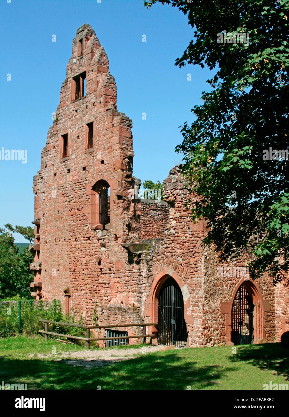 Klosterruine Limburg oberhalb des Bezirks Grethen im Isenbachtal, bei Bad Dürkheim, Detail: Klostergebäude, Rückwand des Wohnheims, Rheinland-Pfalz, Deutschland Stockfoto