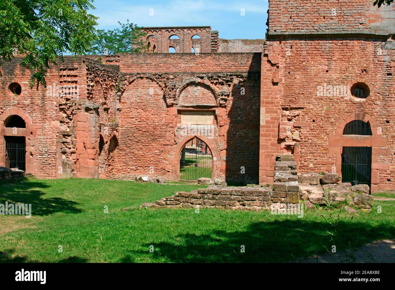 Klosterruine Limburg oberhalb des Bezirks Grethen im Isenbachtal, bei Bad Dürkheim an der Weinstraße, Detailansicht: nordschiff und Querschiff, Rheinland-Pfalz, Deutschland Stockfoto