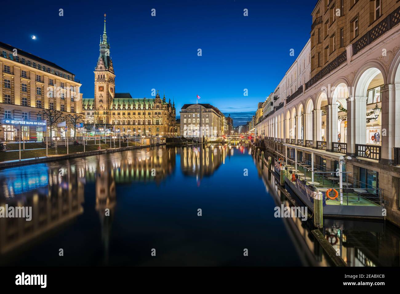 Rathaus von Hamburg, Deutschland in der Nacht Stockfoto