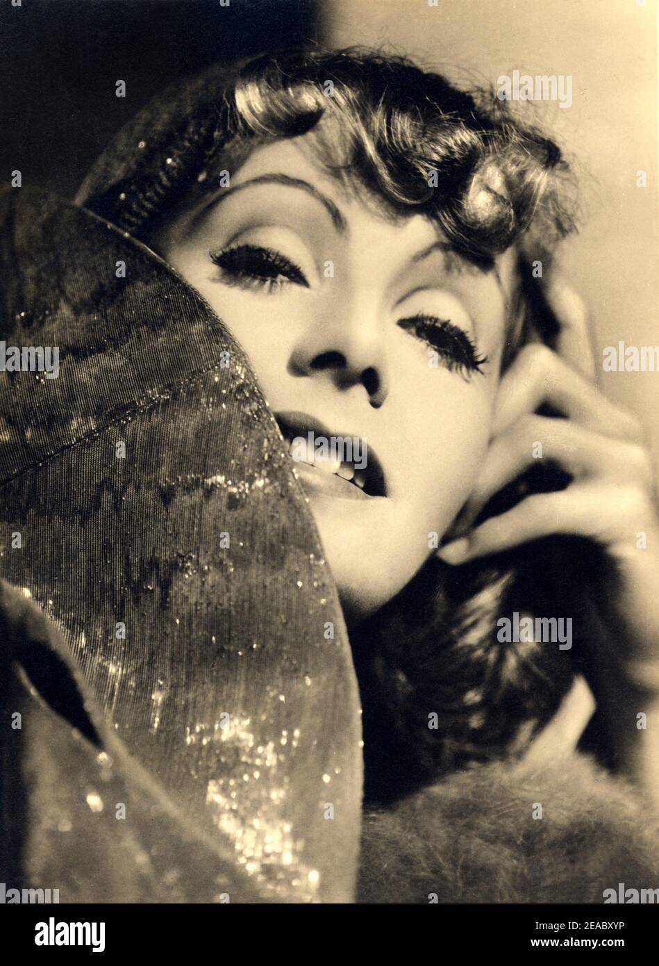 1931 , USA : die Filmschauspielerin GRETA GARBO in INSPIRATION ( La modella ) von Clarence Brown , aus dem Roman SAPHO von Alphonse Daudet - MGM - FILM - FILM - KINO - PORTRÄT - Lächeln - sorriso ---- Archivio GBB Stockfoto