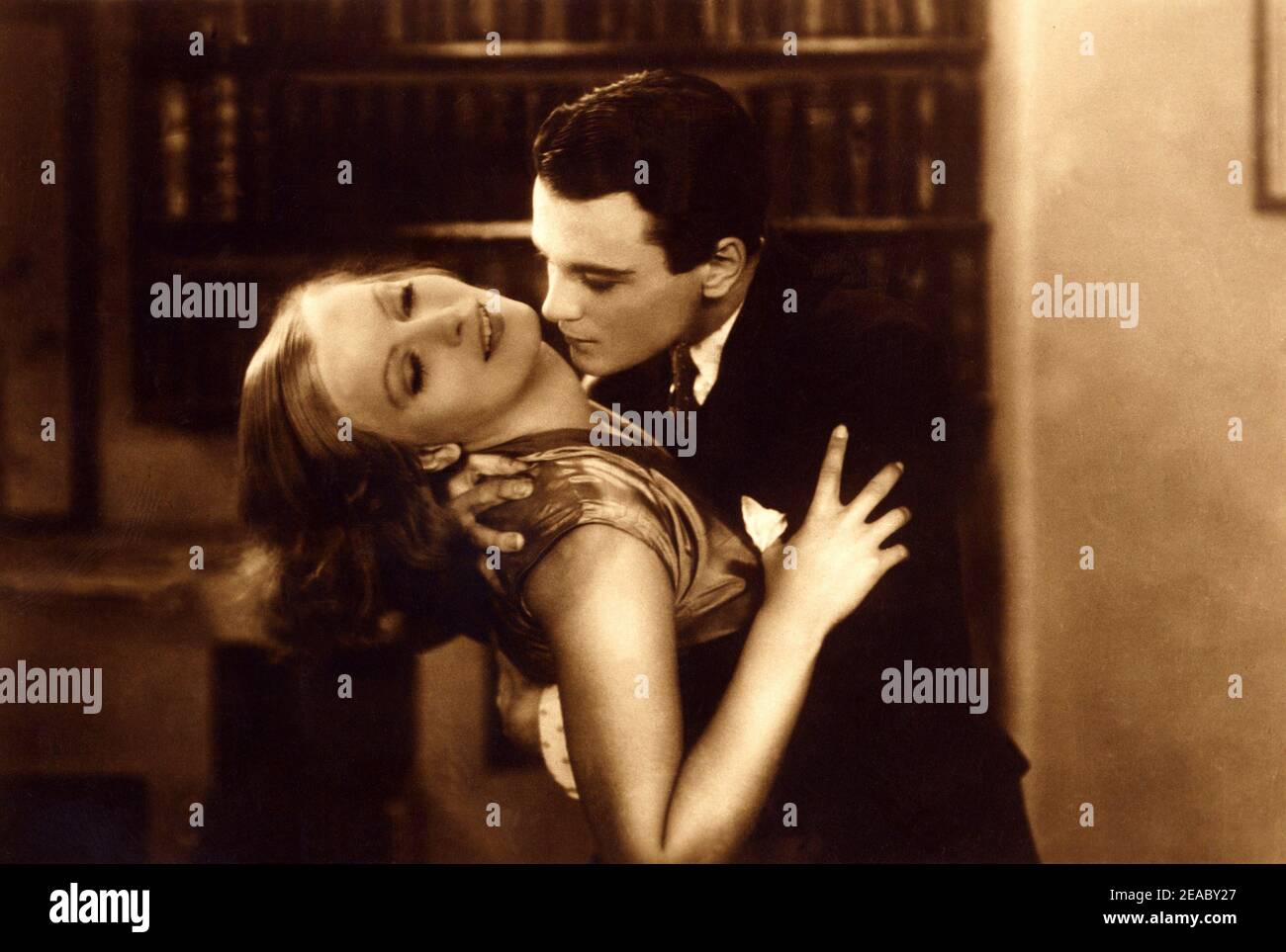 1929 , USA : Die Schauspielerin GRETA GARBO und Lew Ayres im KISS ( Il bacio ) von Jacques Feyder , aus einem Roman von George M. Saville - MGM - STUMMFILM - FILM MUTO - KINO - Porträt - ritratto - abbraccio - Umarmung - amanti - Liebhaber - innamorati -- -- Archivio GBB Stockfoto