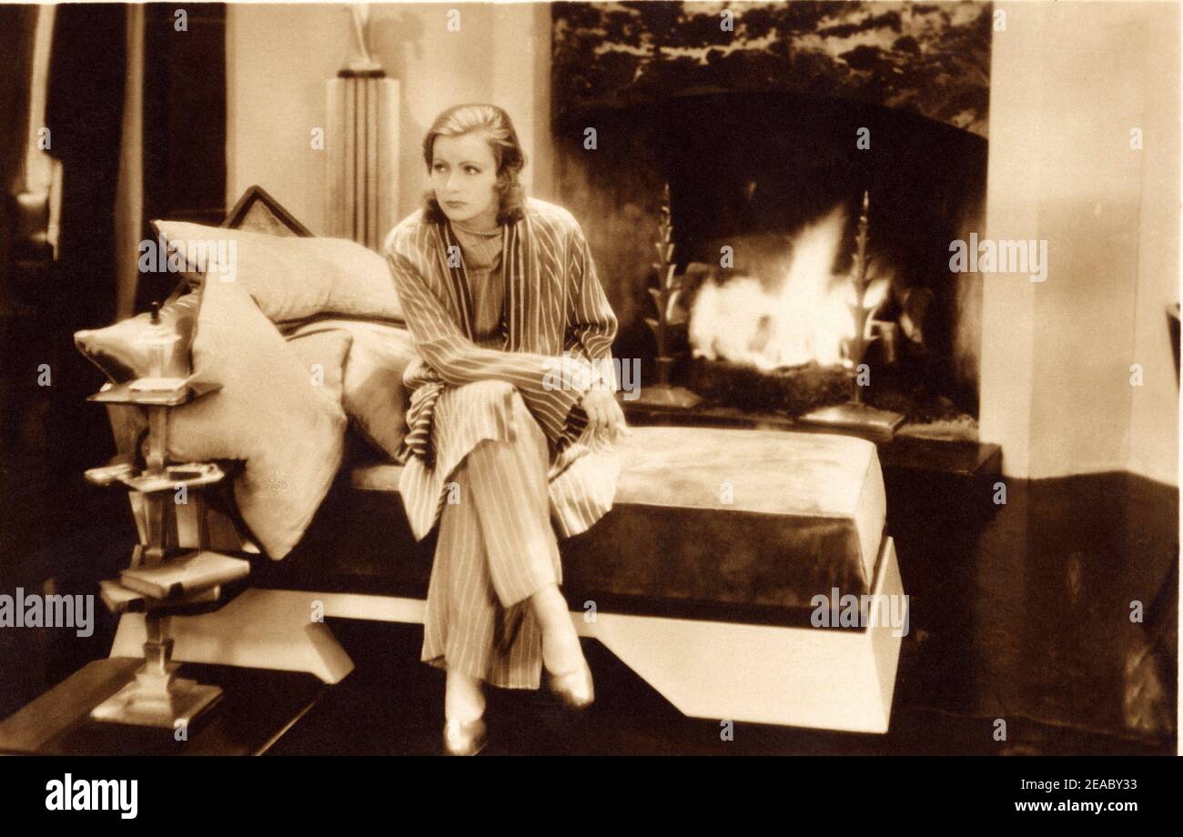 1929, USA: Die Schauspielerin GRETA GARBO und NILS ASTHER im EINZELSTANDARD ( Donna che ama ) von John S. Robertson , Aus einem Roman von Adela Rogers St. John - MGM - STUMMFILM - FILM - KINO MUTO - Portrait - ritratto - pigiama - Pyjama - caminetto - divano - Couch - Cuscino - Cuscini - Kissen - Kissen - ART Deco --- Archivio GBB Stockfoto