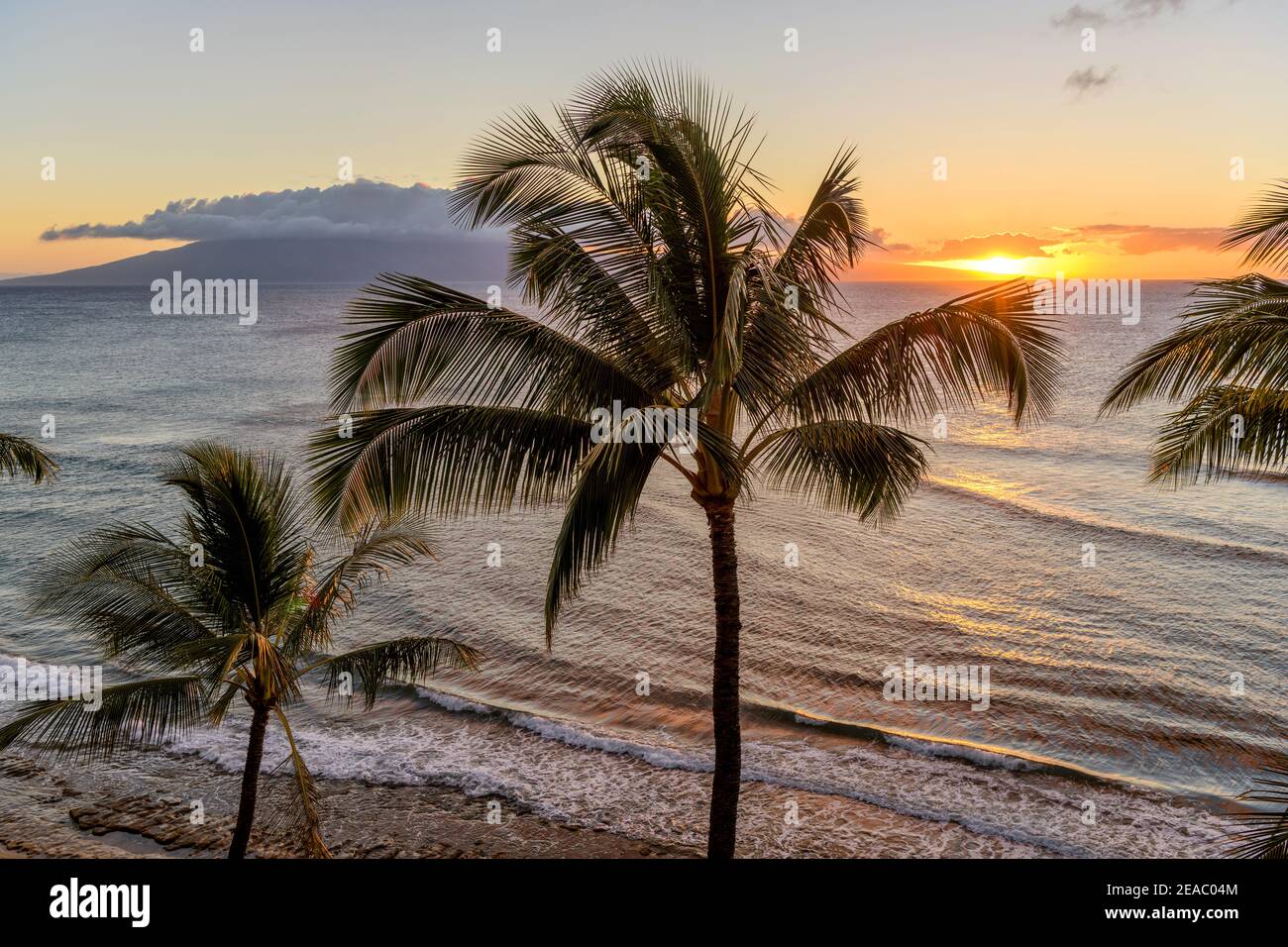 Sunset Island - EIN farbenfroher Sonnenuntergang an der Nordwestküste von Maui Island, mit Lanai Island am Horizont. Maui, Hawaii, USA. Stockfoto