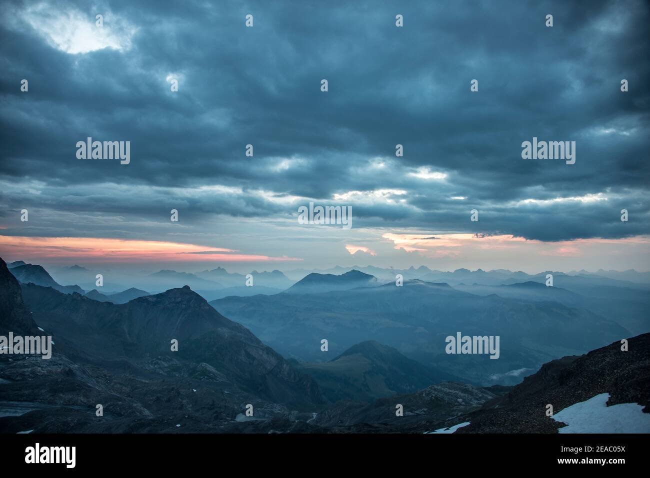 Dämmerung in den hohen Bergen mit einem bewölkten Himmel Stockfoto