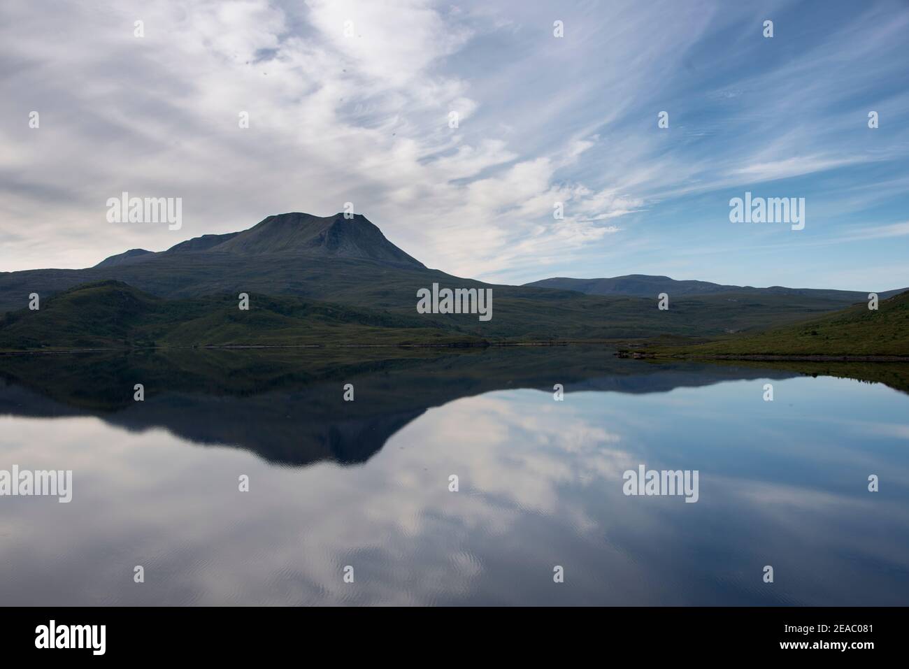 See mit Spiegelung in den schottischen Highlands Stockfoto