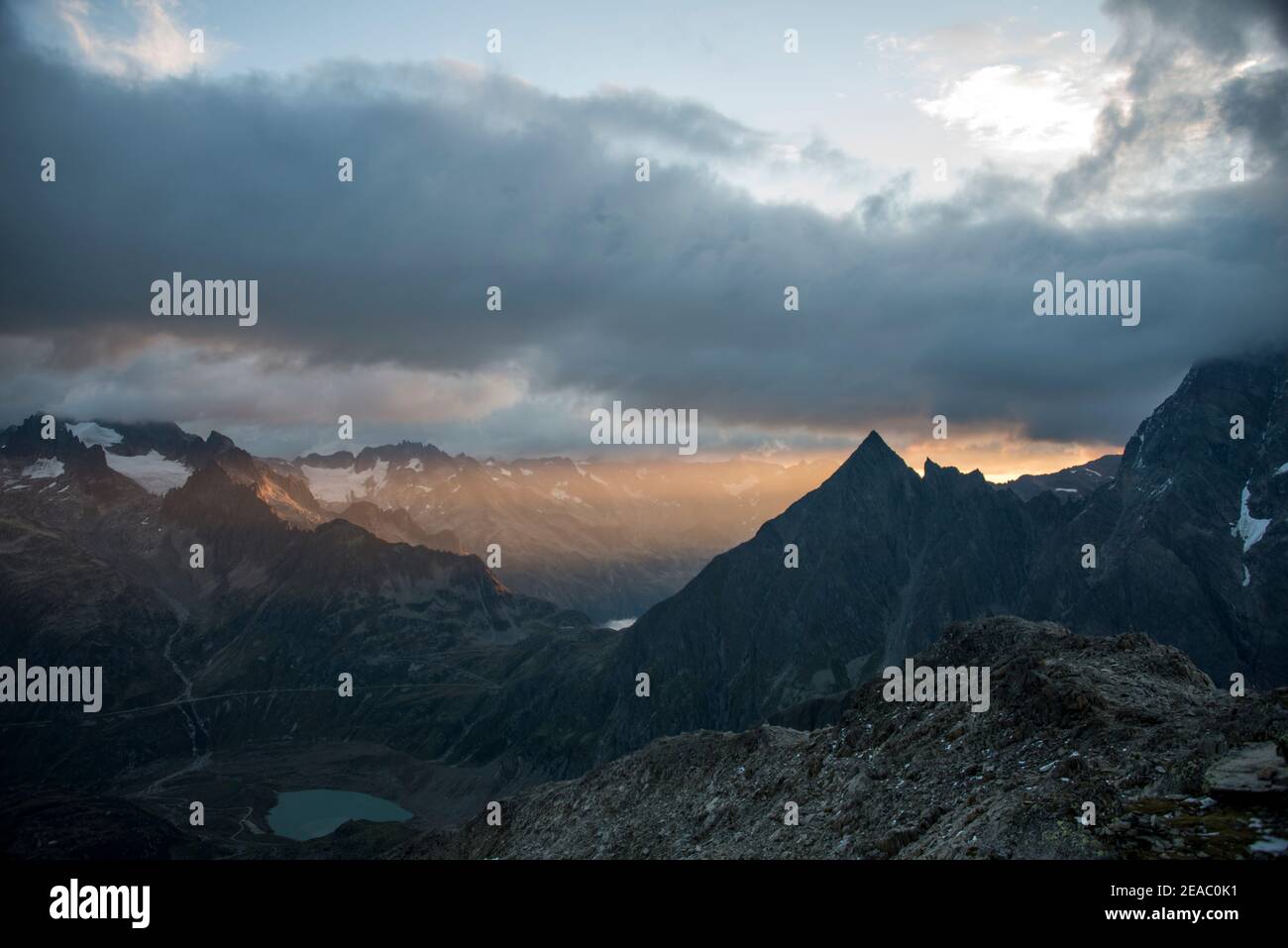 Morgengrauen in den hohen Bergen mit einem bewölkten Himmel Stockfoto