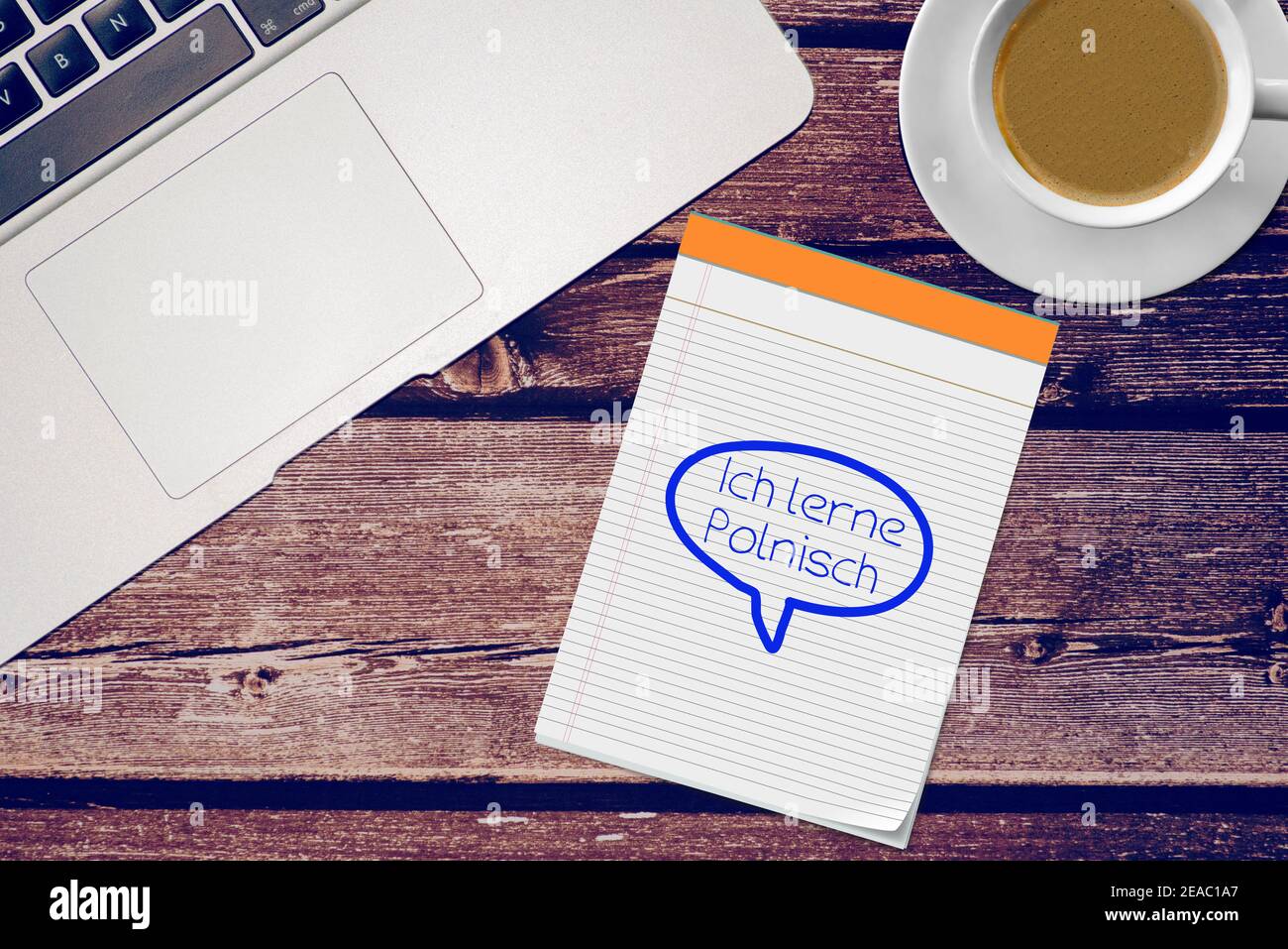 Computer und ein Schreibblock mit dem Slogan I'm Learning Polnisch Stockfoto