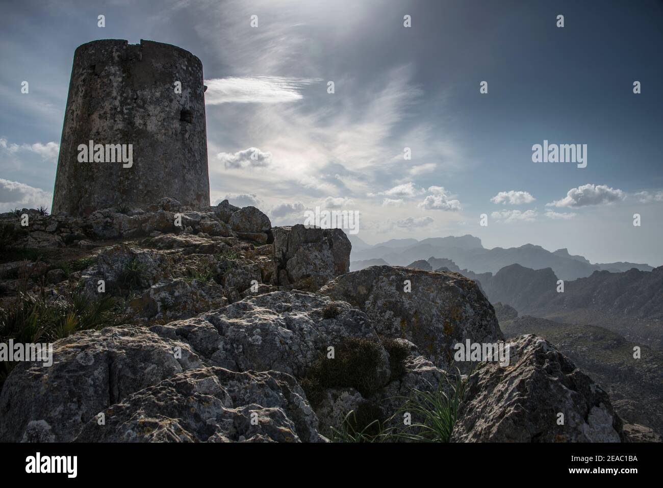 Berglandschaft mit einem Wachturm, Serra de Tramuntana, Mallorca Stockfoto