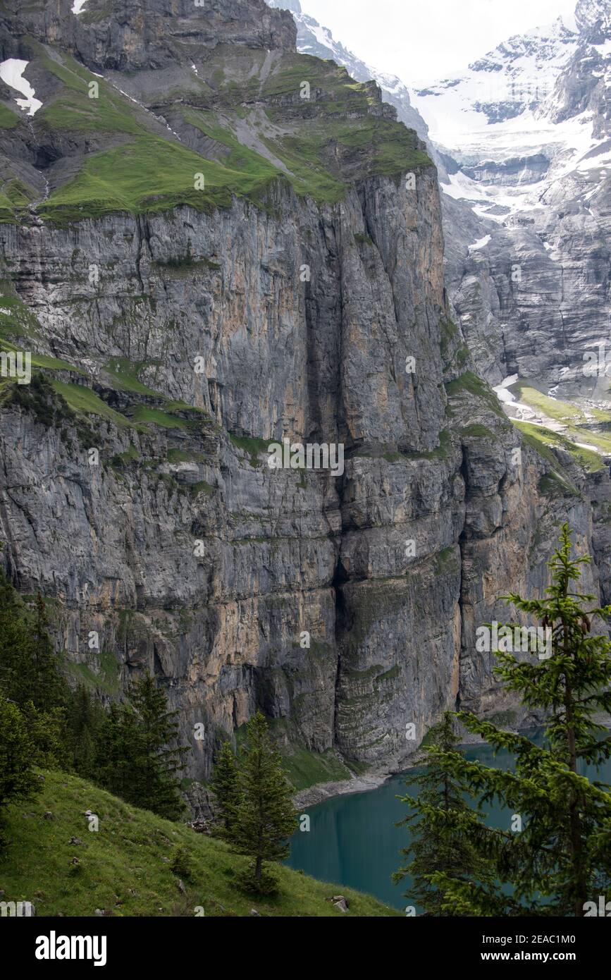 Oeschinensee mit Tiefblick, Schweiz Stockfoto