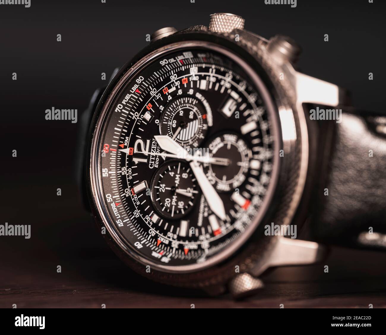 Titan-Armbanduhr auf Holztisch, Nahaufnahme, Chronograph, Flug, Automatik, Lederarmband Stockfoto