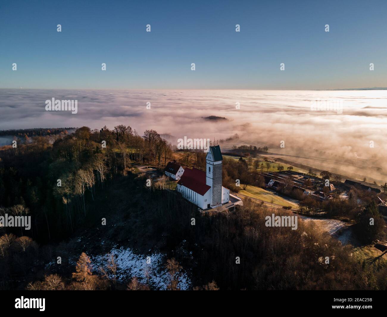 Wallfahrtskirche St. Johannes Baptist am Bussen, Nebelmeer, der Bussen "heiliger Berg" Oberschwaben, Uttenweiler, Oberschwaben, Baden-Württemberg, Deutschland, Europa Stockfoto