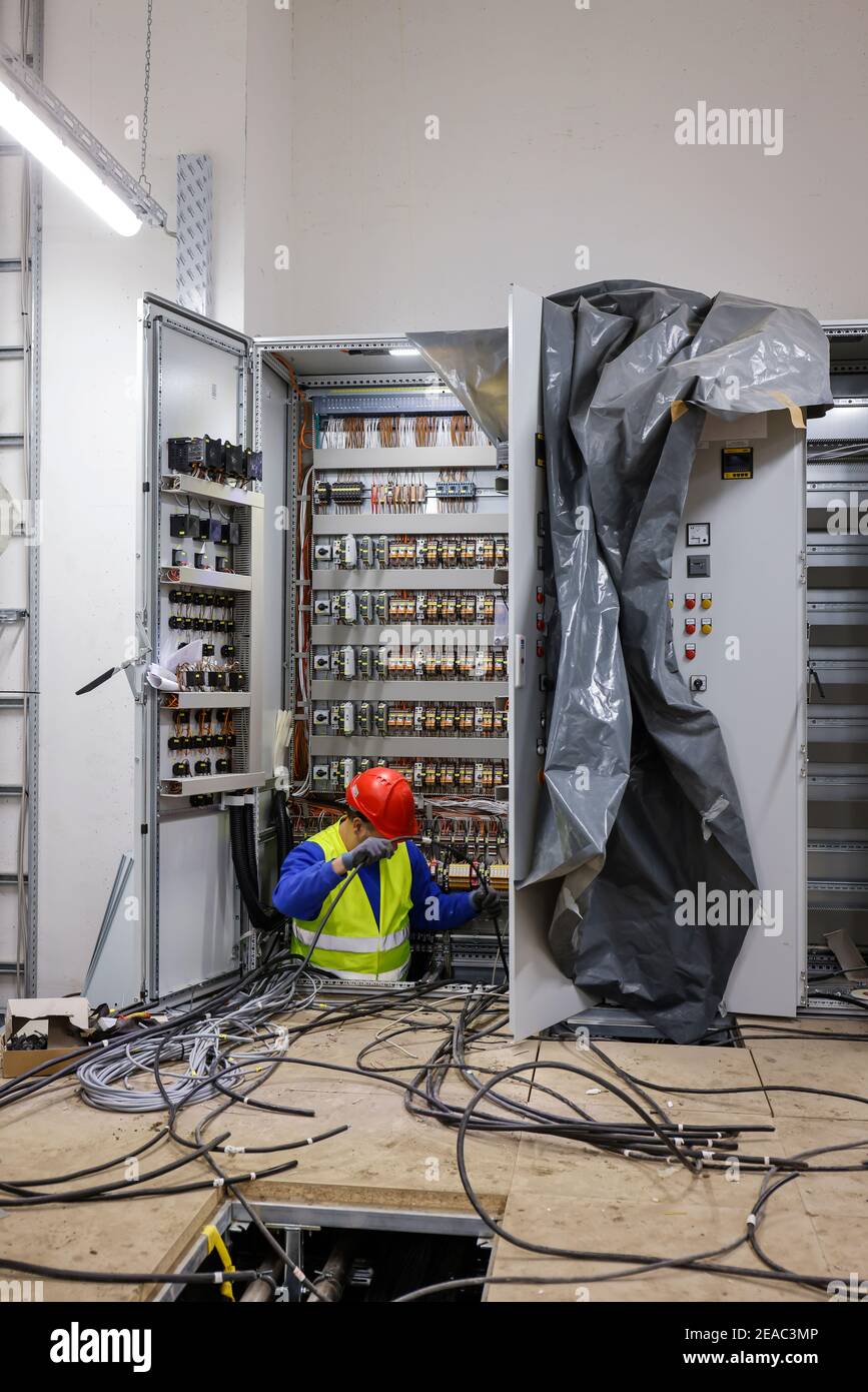 Oberhausen, Ruhrgebiet, Nordrhein-Westfalen, Deutschland - Schaltanlagen, Elektroinstallation in Industriegebäuden, Neubau des Pumpwerks Oberhausen, Emscher-Umbau, Neubau des Emscher-AKE-Kanals. Stockfoto