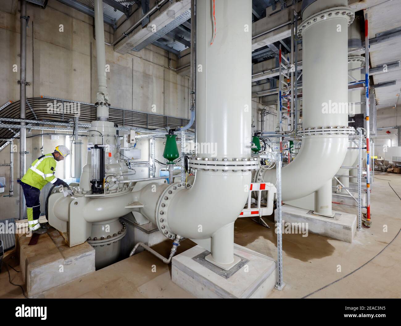 Oberhausen, Ruhrgebiet, Nordrhein-Westfalen, Deutschland - Emscher-Umbau, Neubau der Emscher-AKE-Kanalisation, hier das neue Pumpwerk in Oberhausen, der Maschinenraum mit den Pumpen, die künftig 16 000 Liter Abwasser pro Minute fördern werden, Der ökologische Umbau des Emscher-Systems besteht aus dem Bau einer zentralen Abwasserreinigungsanlage im Ruhrgebiet, dem Bau von Kanalisation und der Renaturierung der Emscher und ihrer Nebenflüsse. Stockfoto