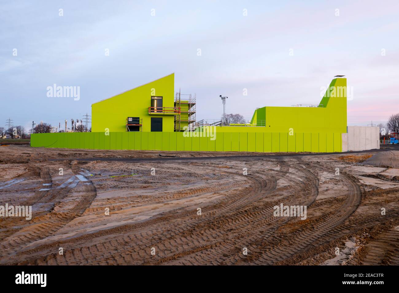 Oberhausen, Ruhrgebiet, Nordrhein-Westfalen, Deutschland - Emscher Umbau, Neubau des Emscher-AKE Kanals, hier das neue Pumpwerk in Oberhausen, der ökologische Umbau des Emscher-Systems besteht aus dem Bau einer zentralen Kläranlage im Ruhrgebiet, Der Bau von Kanalisation und die Renaturierung der Emscher und ihrer Nebenflüsse. Stockfoto