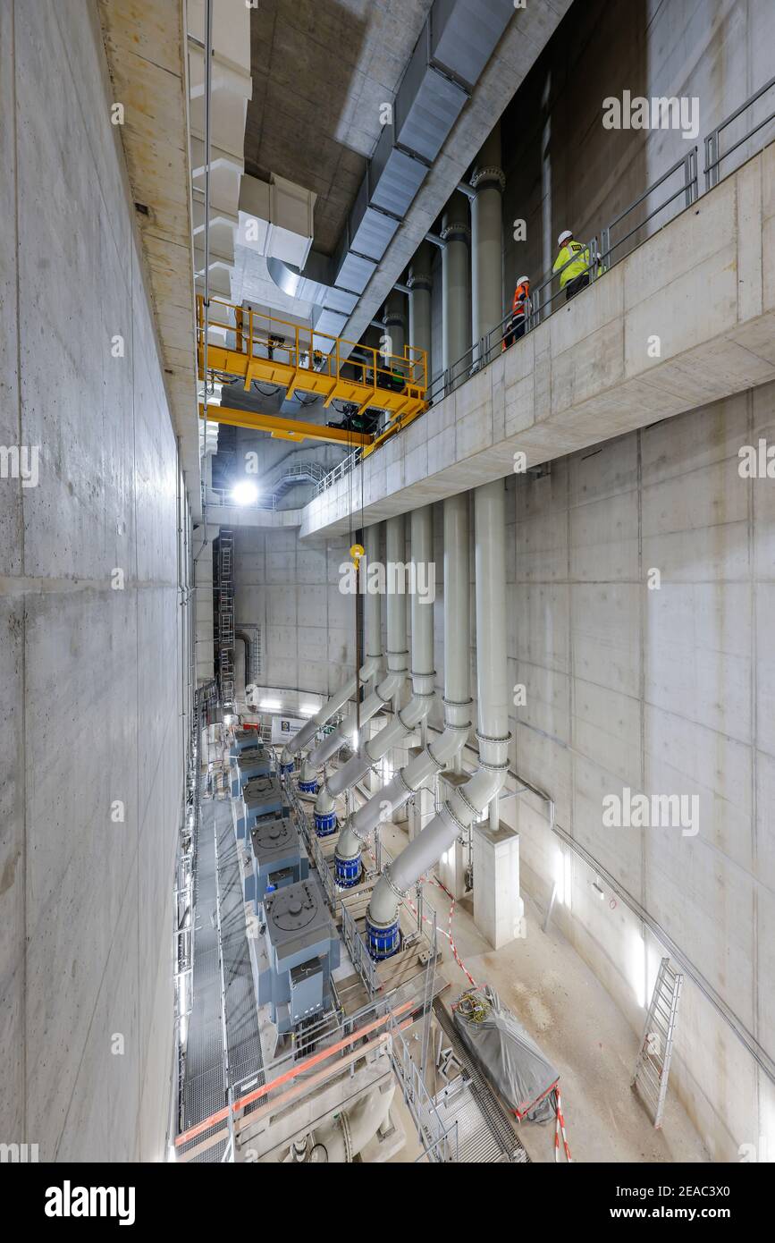 Oberhausen, Ruhrgebiet, Nordrhein-Westfalen, Deutschland - Emscher-Umbau, Neubau der Emscher-AKE-Kanalisation, hier das neue Pumpwerk in Oberhausen, der Maschinenraum mit den Pumpen, die künftig 16 000 Liter Abwasser pro Minute fördern werden, Der ökologische Umbau des Emscher-Systems besteht aus dem Bau einer zentralen Abwasserreinigungsanlage im Ruhrgebiet, dem Bau von Kanalisation und der Renaturierung der Emscher und ihrer Nebenflüsse. Stockfoto