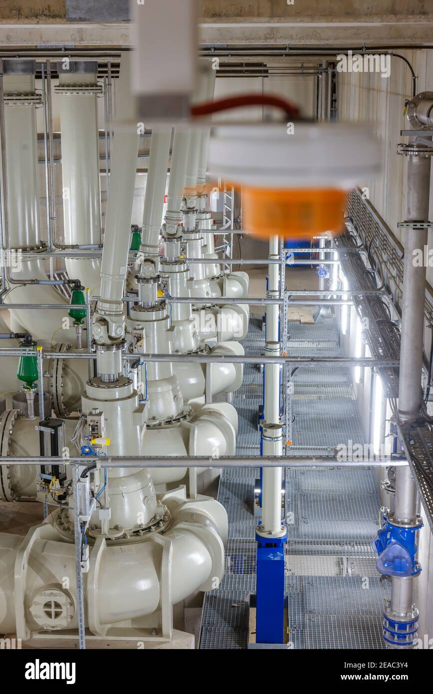 Oberhausen, Ruhrgebiet, Nordrhein-Westfalen, Deutschland - Emscher-Umbau, Neubau der Emscher-AKE-Kanalisation, hier das neue Pumpwerk in Oberhausen, der Maschinenraum mit den Pumpen, die künftig 16 000 Liter Abwasser pro Minute fördern werden, Der ökologische Umbau des Emscher-Systems besteht aus dem Bau einer zentralen Abwasserreinigungsanlage im Ruhrgebiet, dem Bau von Kanalisation und der Renaturierung der Emscher und ihrer Nebenflüsse. Stockfoto