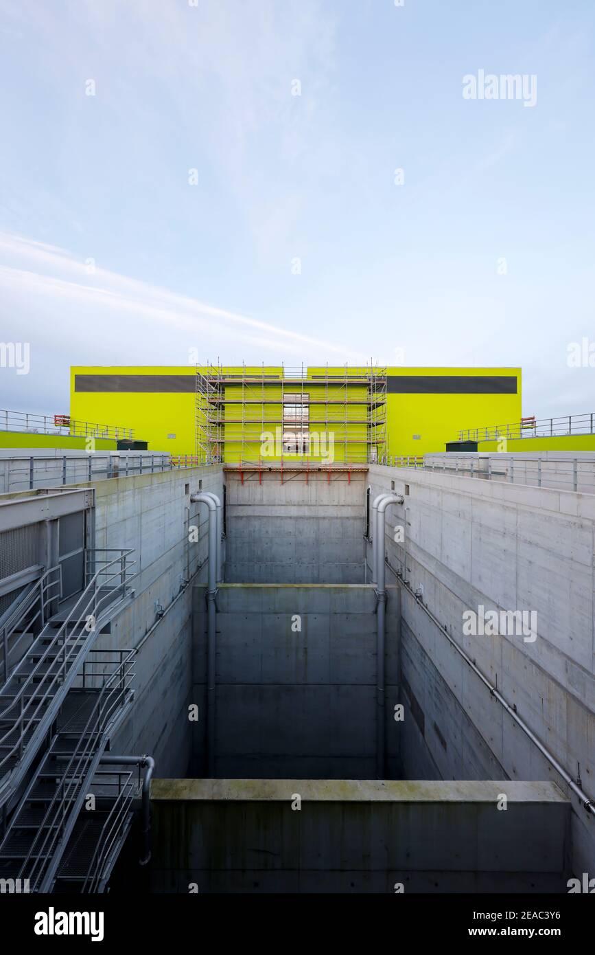 Oberhausen, Ruhrgebiet, Nordrhein-Westfalen, Deutschland - Emscher Umbau, Neubau des Emscher-AKE Kanals, hier das neue Pumpwerk in Oberhausen, der ökologische Umbau des Emscher-Systems besteht aus dem Bau einer zentralen Kläranlage im Ruhrgebiet, Der Bau von Kanalisation und die Renaturierung der Emscher und ihrer Nebenflüsse. Stockfoto