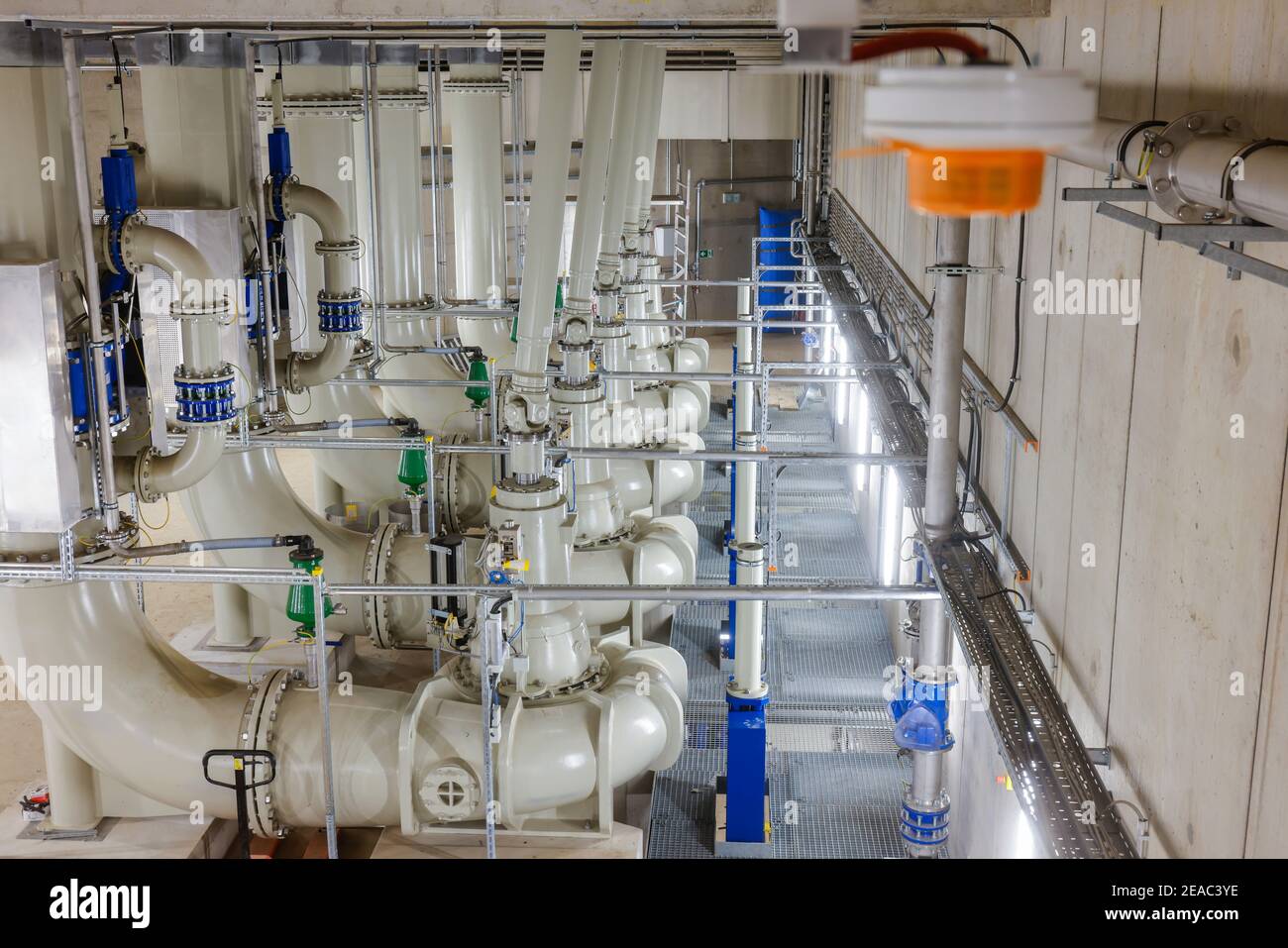 Oberhausen, Ruhrgebiet, Nordrhein-Westfalen, Deutschland - Emscher-Umbau, Neubau der Emscher-AKE-Kanalisation, hier das neue Pumpwerk in Oberhausen, der Maschinenraum mit den Pumpen, die künftig 16 000 Liter Abwasser pro Minute fördern werden, Der ökologische Umbau des Emscher-Systems besteht aus dem Bau einer zentralen Abwasserreinigungsanlage im Ruhrgebiet, dem Bau von Kanalisation und der Renaturierung der Emscher und ihrer Nebenflüsse. Stockfoto
