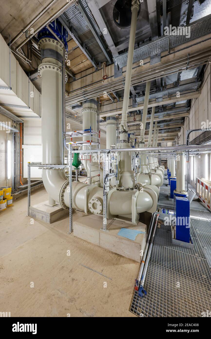 Oberhausen, Ruhrgebiet, Nordrhein-Westfalen, Deutschland - Emscher-Umbau, Neubau der Emscher-AKE-Kanalisation, hier das neue Pumpwerk in Oberhausen, der Maschinenraum mit den Pumpen, die künftig 16 000 Liter Abwasser pro Minute fördern werden, Der ökologische Umbau des Emscher-Systems besteht aus dem Bau einer zentralen Abwasserreinigungsanlage im Ruhrgebiet, dem Bau von Kanalisation und der Renaturierung der Emscher und ihrer Nebenflüsse. Stockfoto