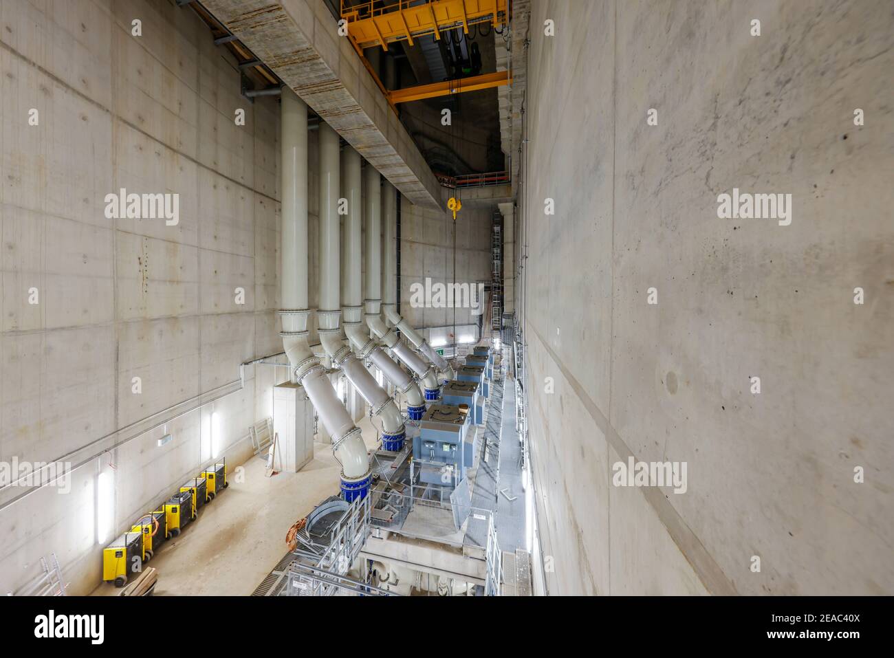 Oberhausen, Ruhrgebiet, Nordrhein-Westfalen, Deutschland - Emscher-Umbau, Neubau der Emscher-AKE-Kanalisation, hier das neue Pumpwerk in Oberhausen, der Maschinenraum mit den Pumpen, die künftig 16 000 Liter Abwasser pro Minute fördern werden, Der ökologische Umbau des Emscher-Systems besteht aus dem Bau einer zentralen Abwasserreinigungsanlage im Ruhrgebiet, dem Bau von Kanalisation und der Renaturierung der Emscher und ihrer Nebenflüsse. Stockfoto