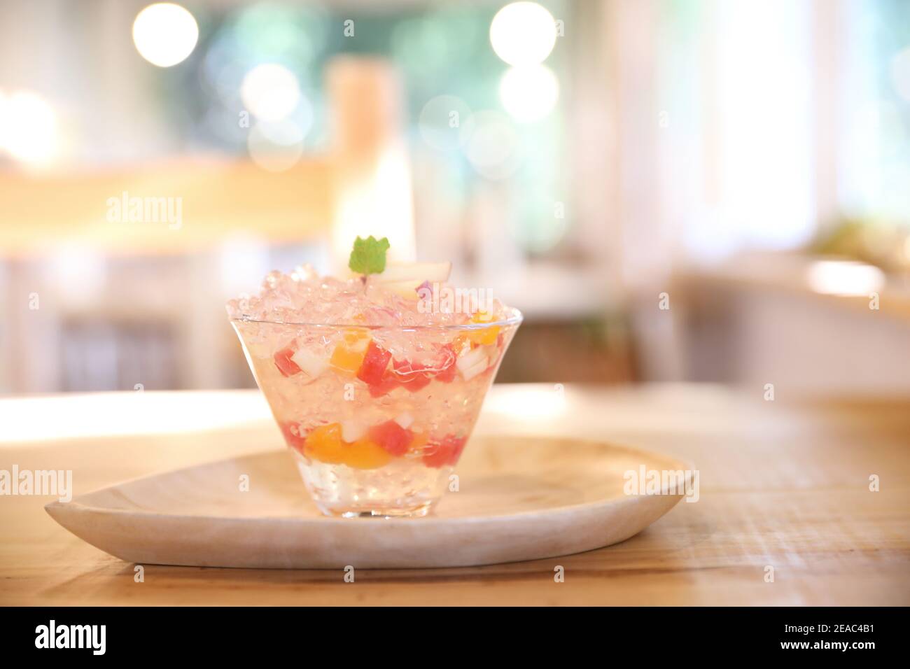 Japanisches Dessertgelee mit Obst auf Holzplatte Stockfoto