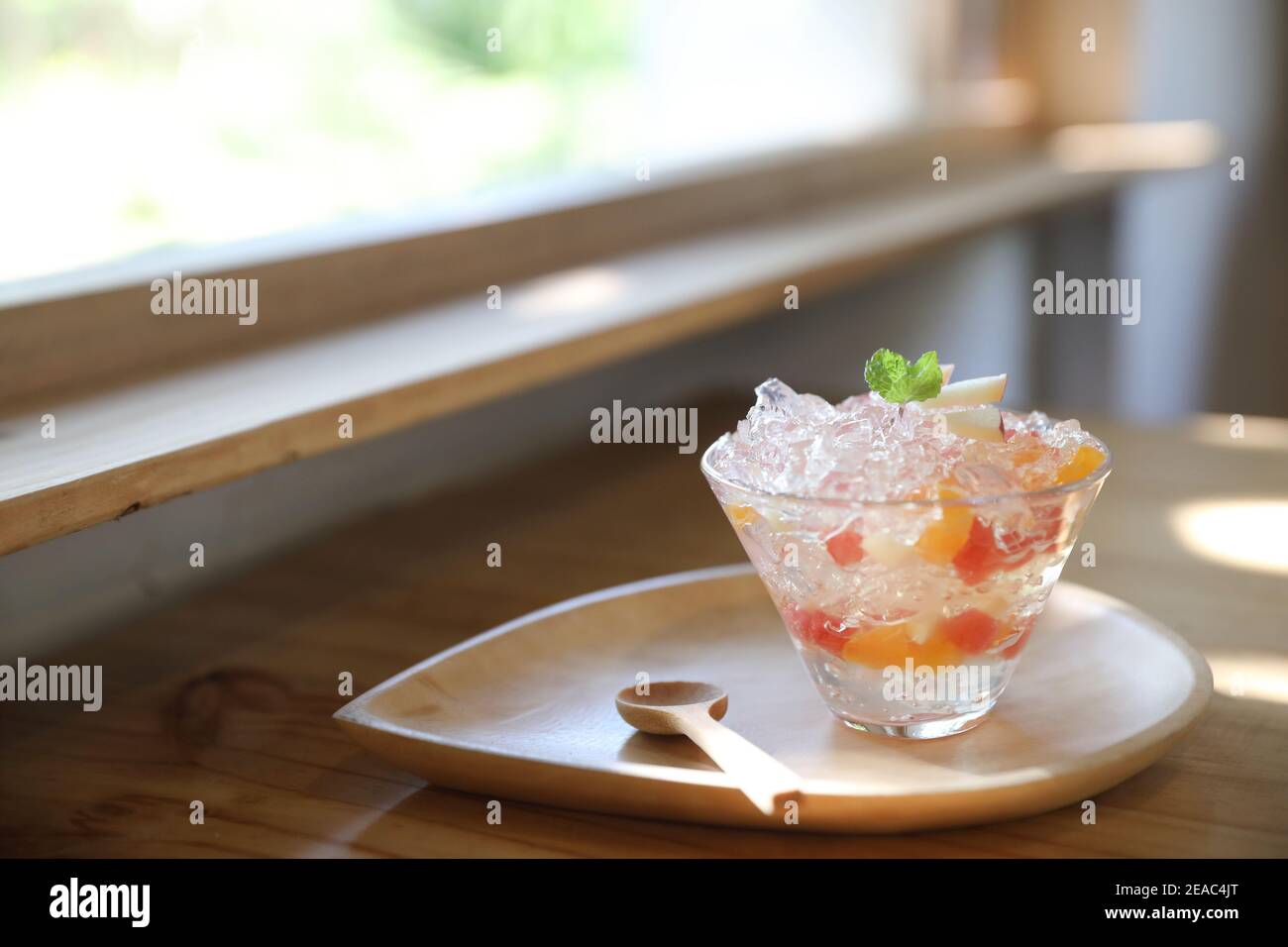 Japanisches Dessertgelee mit Obst auf Holzplatte Stockfoto