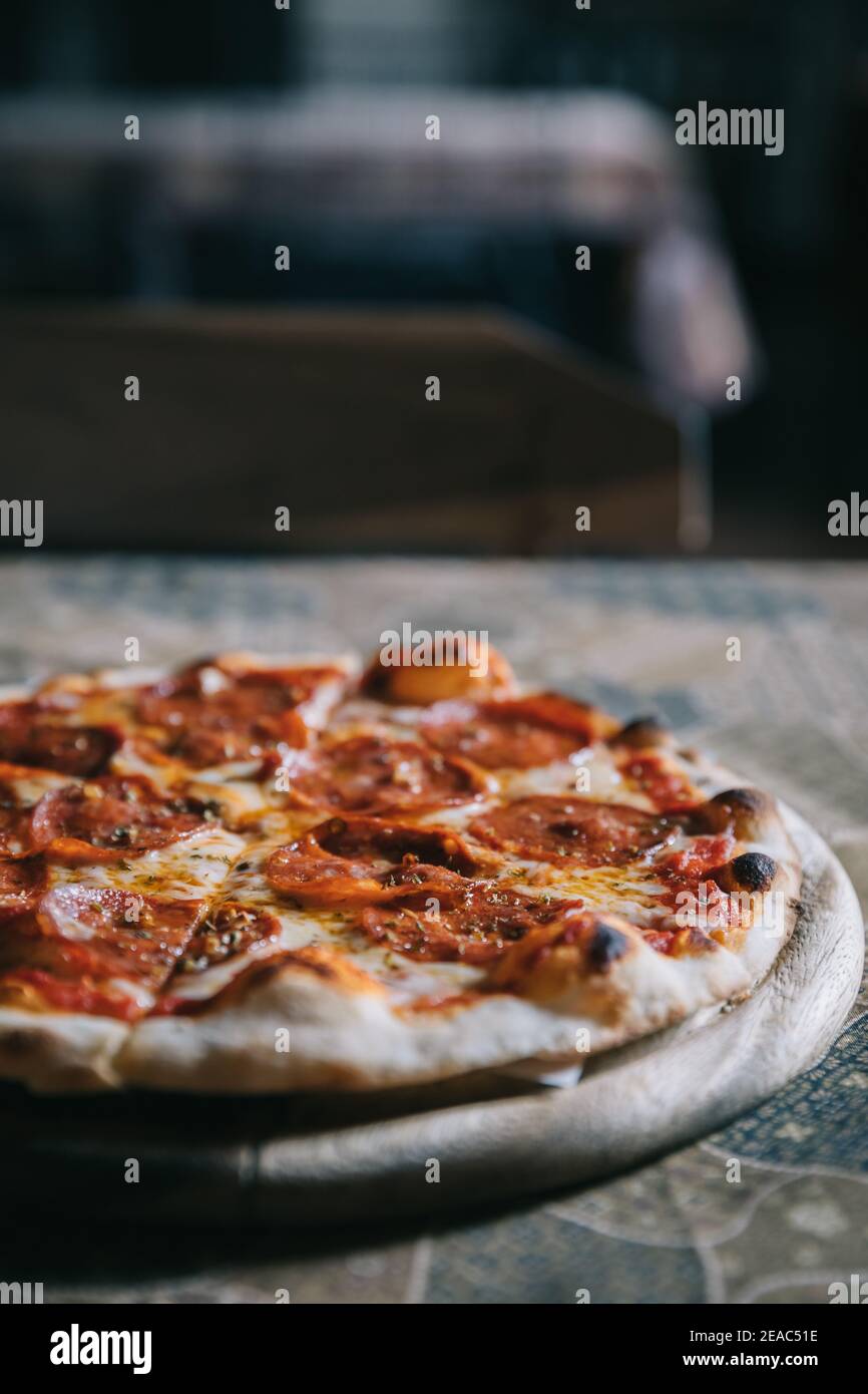 Pepperoni Pizza auf Holzplatte italienische Küche Stockfoto