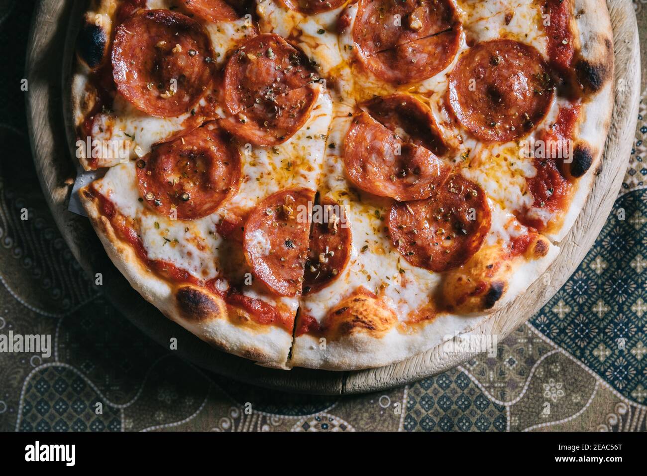 Pepperoni Pizza auf Holzplatte italienische Küche Stockfoto