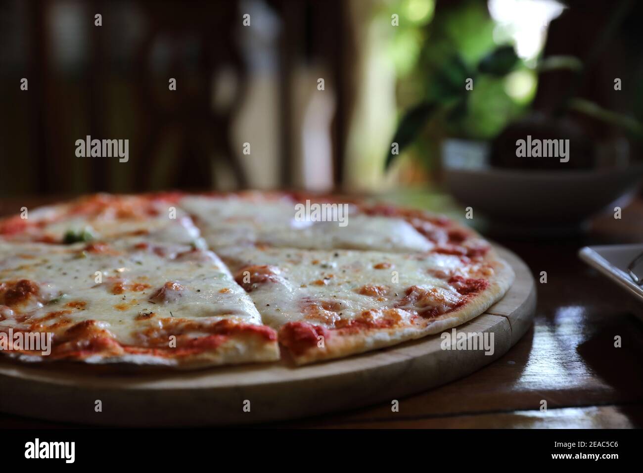 Pepperoni Pizza auf Holz Hintergrund, italienische Küche traditionell Stockfoto