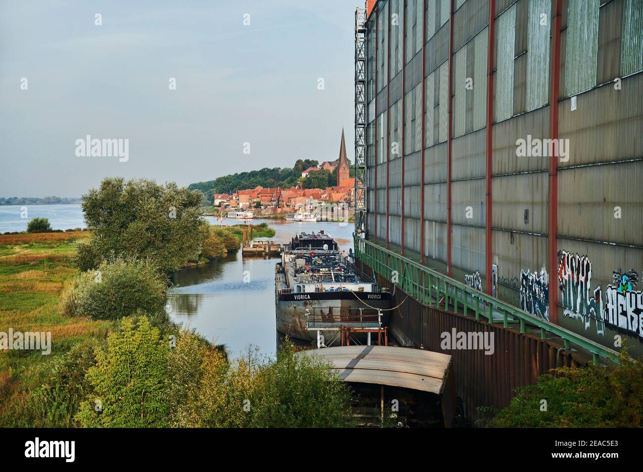 Elbtalaue in Niedersachsen, Deutschland, Biosphärenreservat, Blick auf die Altstadt Lauenburg bei der Hitzler Werft Stockfoto