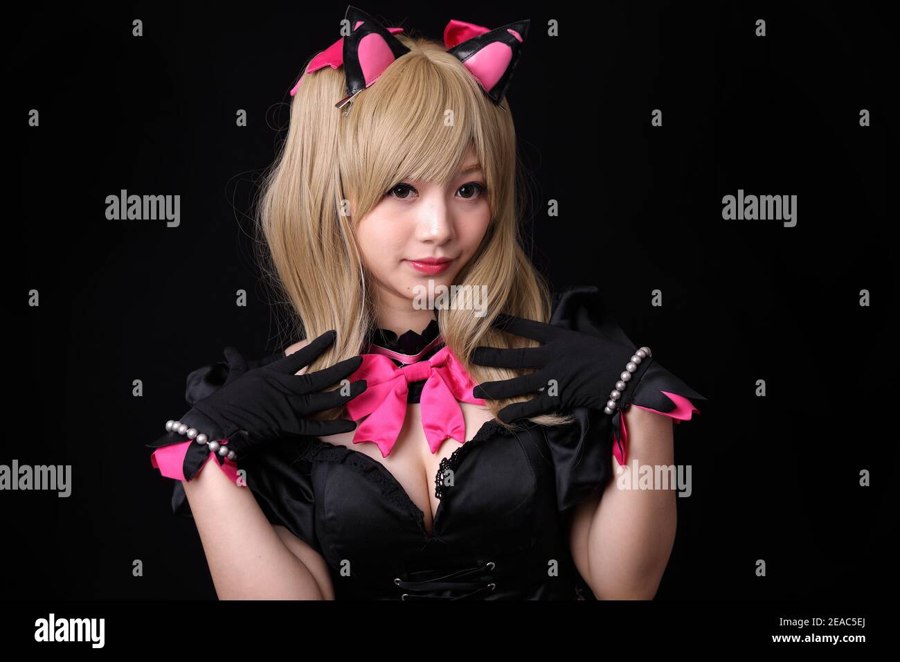 Japan anime Cosplay, Porträt von Mädchen Cosplay isoliert in schwarzem Hintergrund Stockfoto