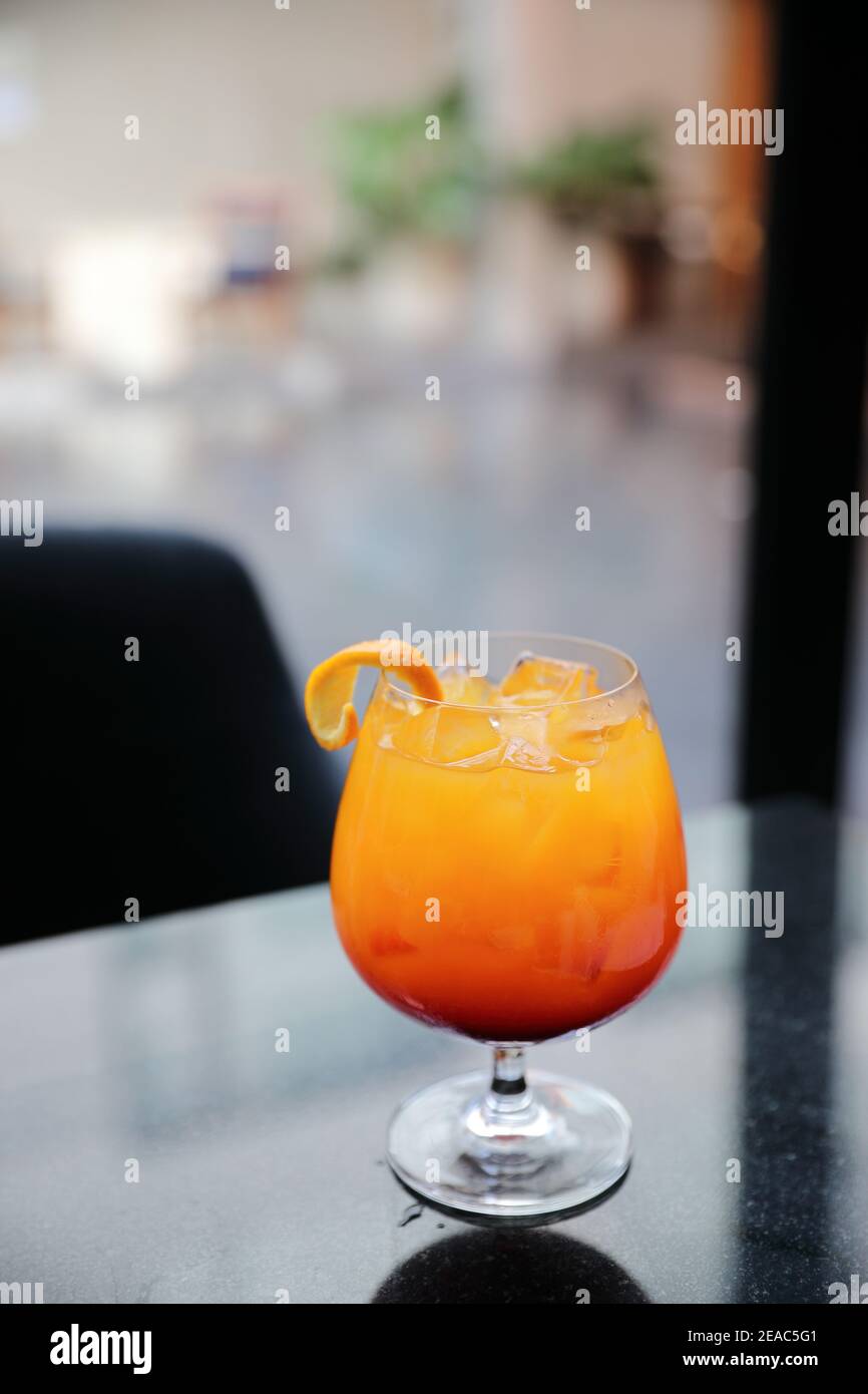 Sonnenaufgang Cocktail Orangensaft aus Ananas im Restaurant Stockfoto