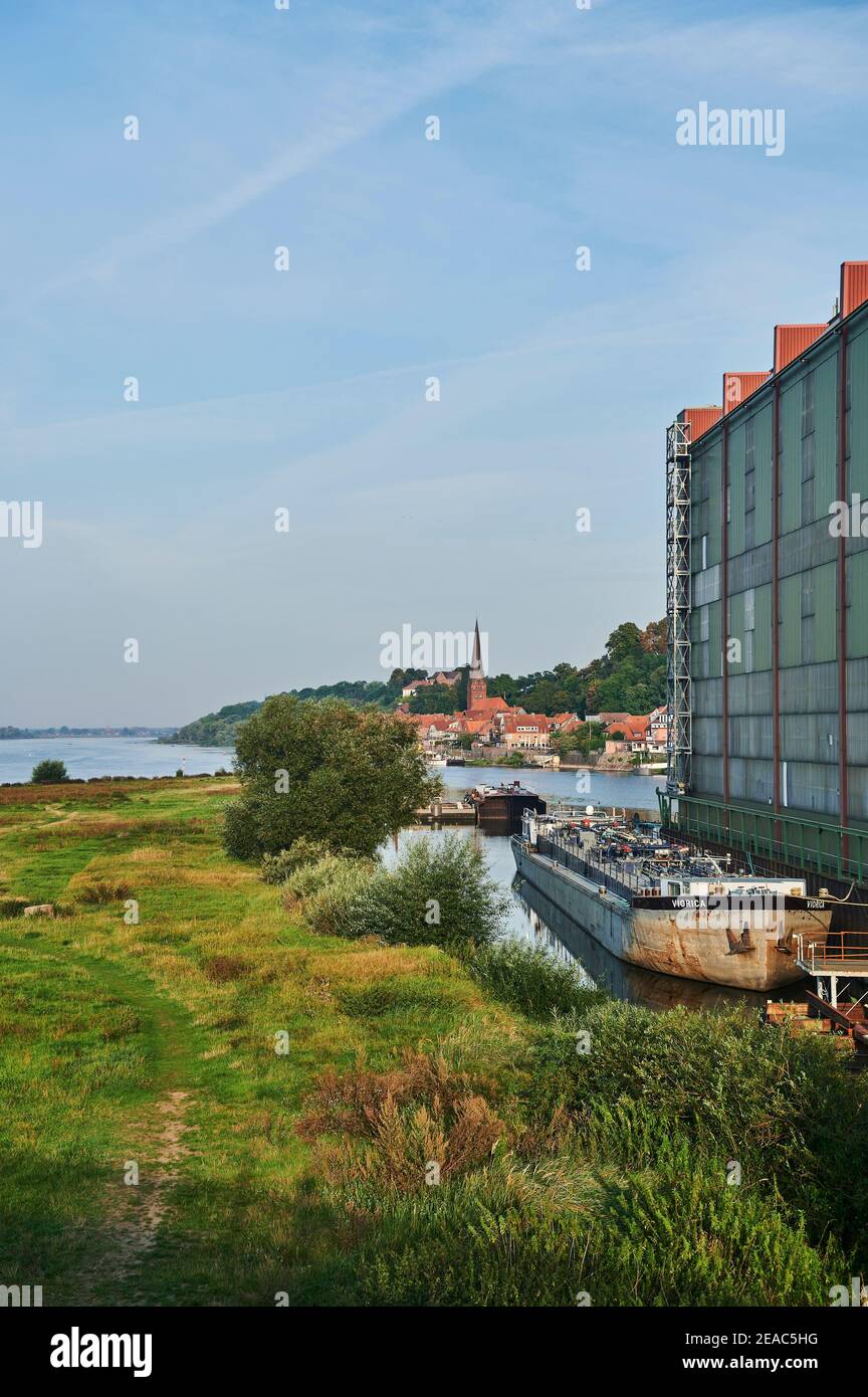 Elbtal-Aue in Niedersachsen, Deutschland, Biosphärenreservat, Ansicht der Altstadt Lauenburg bei der Hitzler-Werft, Hochformat Stockfoto