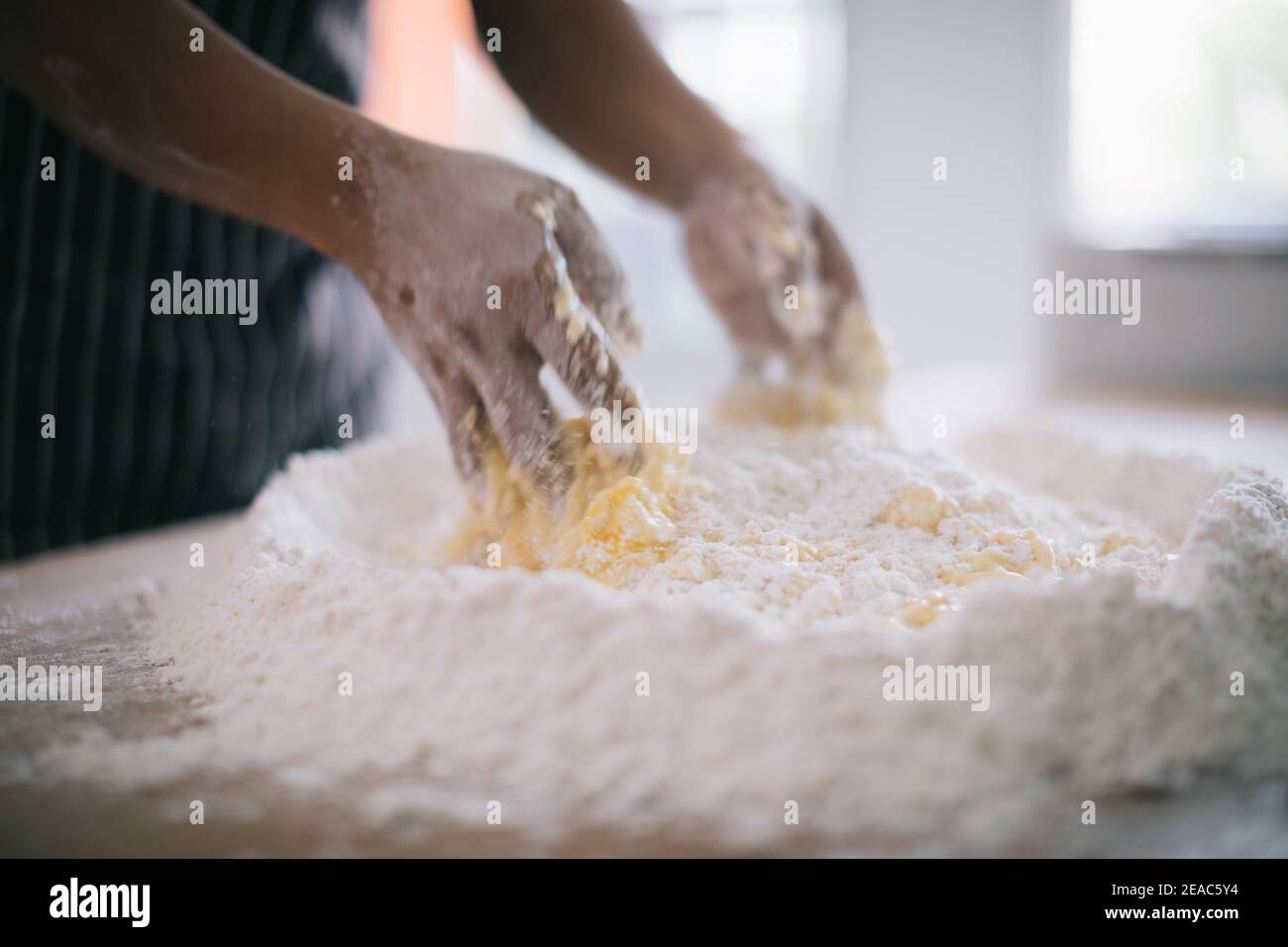 Herstellung von handgefertigten Nudeln auf Holz Hintergrund Stockfoto